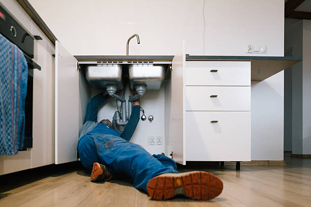 Professional Emergency Plumber technician working in Austin, AR